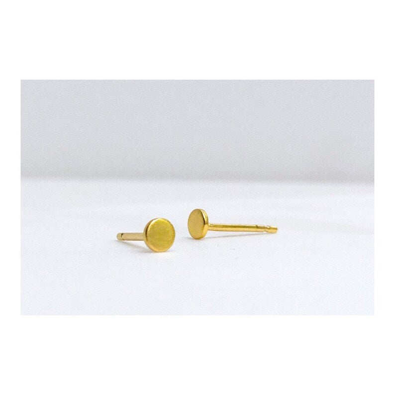 BASIC MINI DOT SATIN oorbellen - LAATSTE KANS